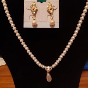 Pearl necklace with earrings